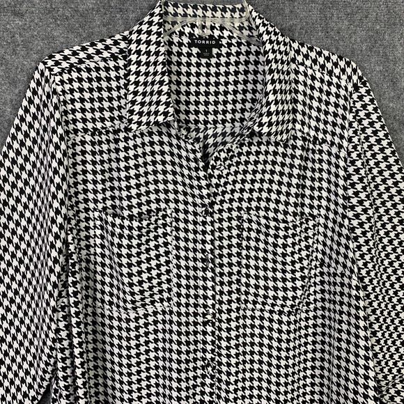 Torrid 1 Button Front Blouse Women 1X Silky Houndstooth B&w Pattern Long Sleeve - Picture 2 of 11